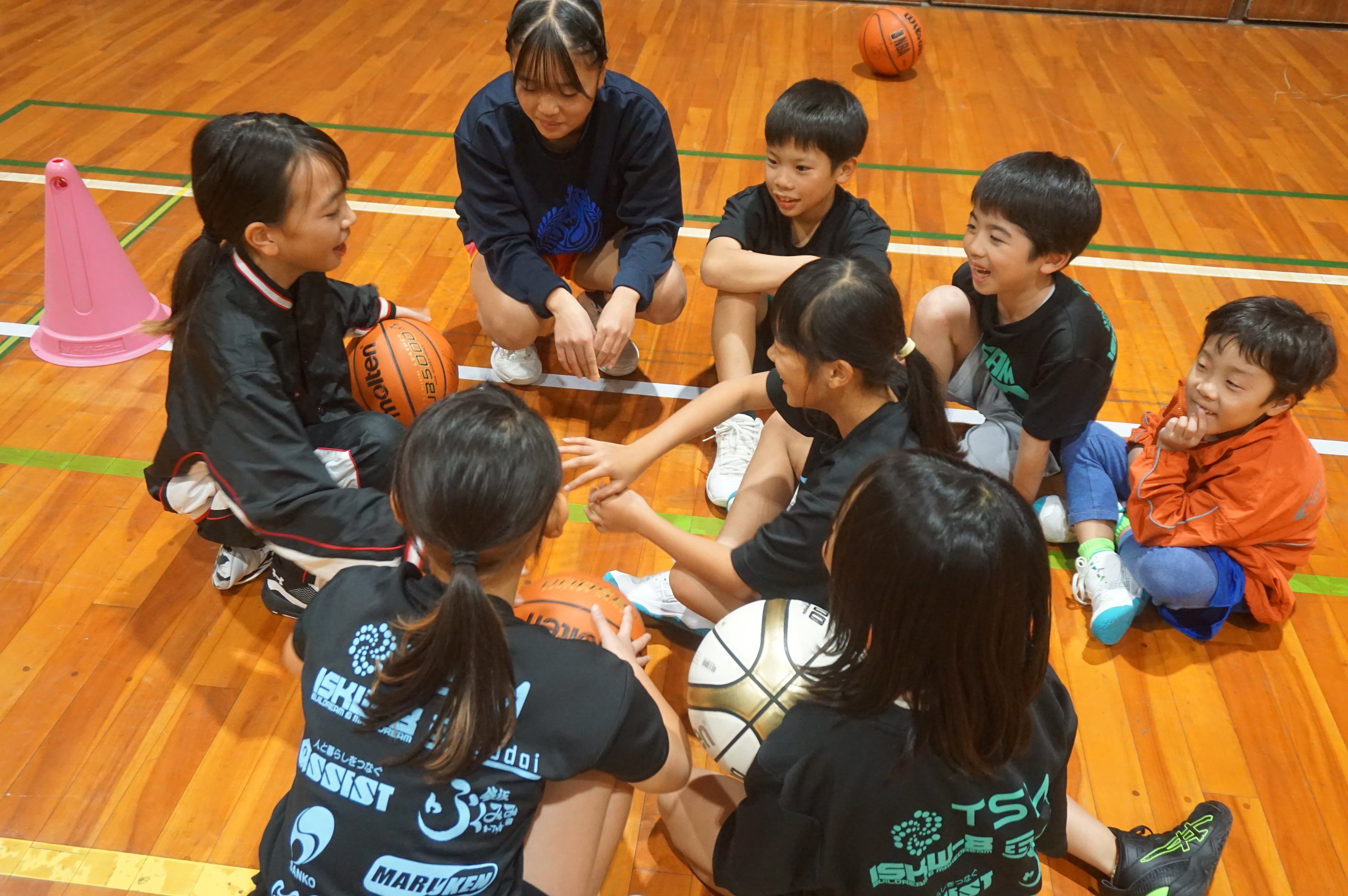 yokideai1's tweet card. 今日の楽笑Jr.BASICコースは、チームになって、アイデアを出し合い、目標を達成する方法を考えてもらいました！！『答えは一つじゃないから面白い！！』 バスケ…