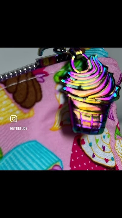 gather_create's tweet card. Super sweet zipper pouches! #zipperpouch #cupcakes #sewing #etsy