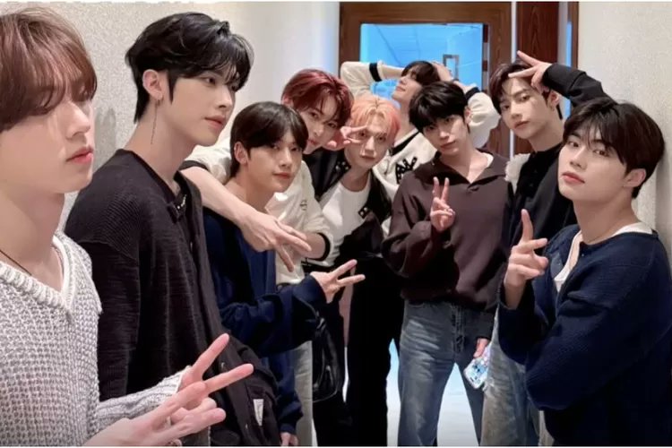 mistery910_zee's tweet card. Boy group ZEROBASEONE masih diambang ketidakjelasan perihal kontrak perpanjangannya dengan agensi. Fans berharap banyak.