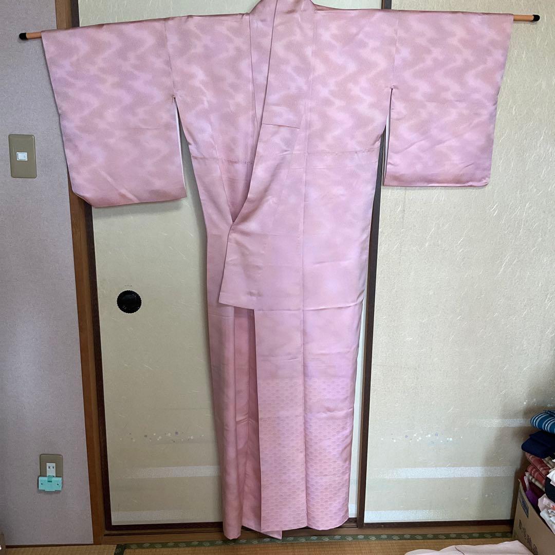 CinemaCoder2025's tweet card. 【丸洗い済】　付下げ訪問着　暈しピンク　青海波をメルカリでお得に通販、誰でも安心して簡単に売り買いが楽しめるフリマサービスです。新品/未使用品も多数、支払いはクレジットカード・キャリア決済・コンビニ・銀行ATMが利用可能で、品物が届いてから出品者に入金される独自システムのため安心です。