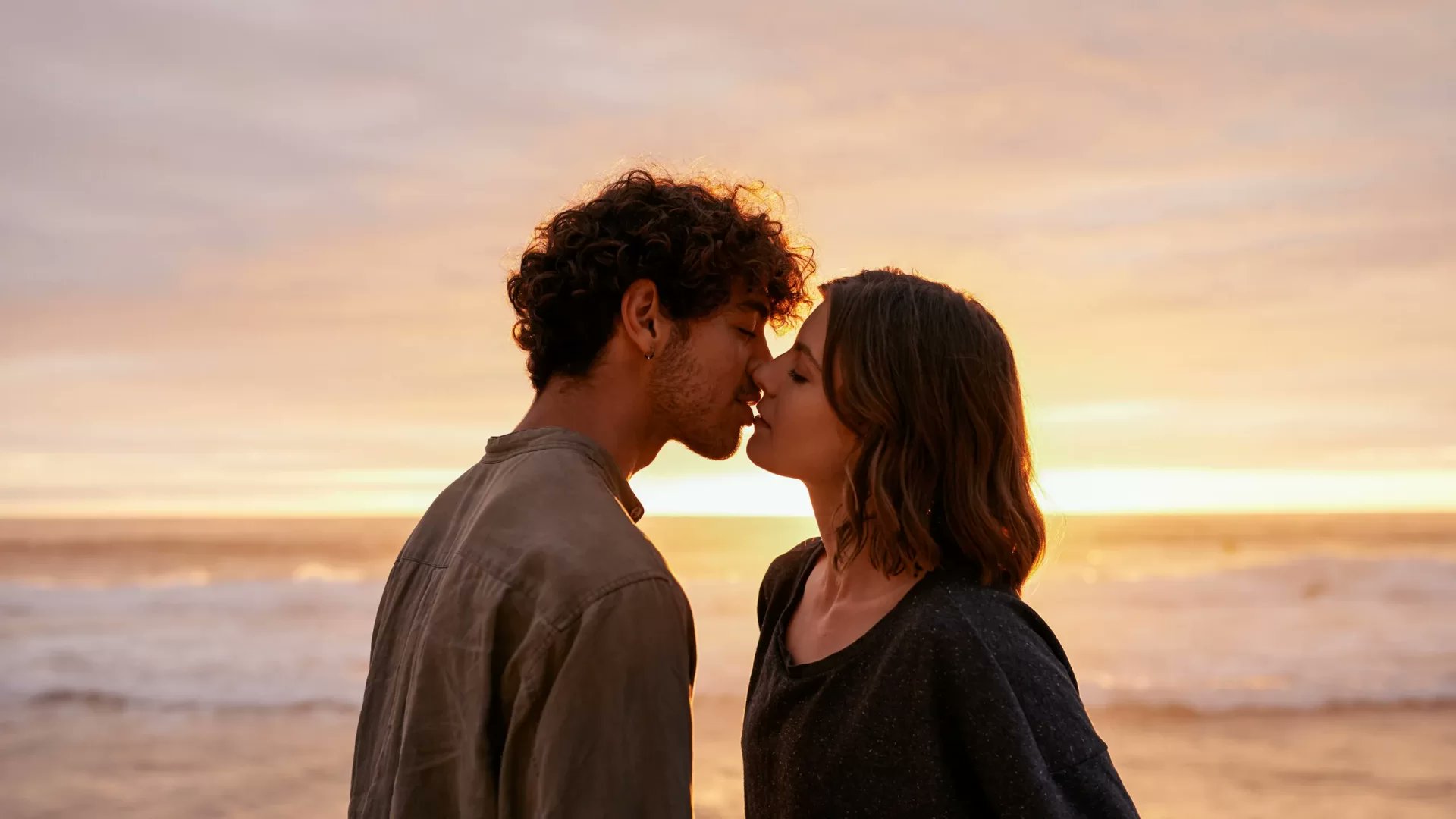 Ciudadano_News's tweet card. El origen del beso se remonta a más de 21 millones de años, compartiendo este gesto de pasión y lazos sociales con nuestros ancestros primates, según revela la ciencia.