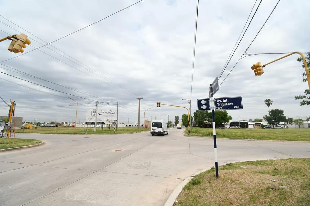 PerinMiguel's tweet card. Los semáforos que se encontraban en calle Ecuador fueron trasladados hacia la avenida Intendente Trigueros de Godoy sus cruces con bulevar Roca y avenida Juan de Garay. Por ahora funcionan con luz...