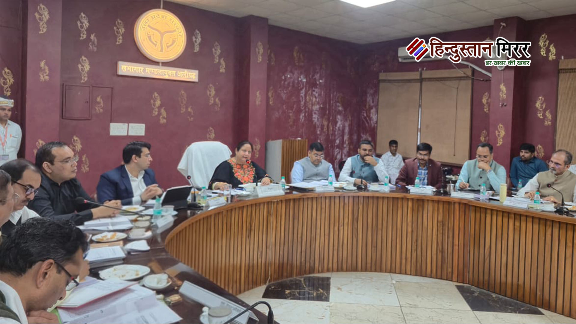 HindustanMnews's tweet card. हिन्दुस्तान मिरर न्यूज: अलीगढ़, 14 नवंबर 2025: मण्डलीय विकास कार्यों की समीक्षा बैठक में बेसिक शिक्षा विभाग की लापरवाही ने आयुक्त अलीगढ़ मण्डल संगीता सिंह को कड़ा रुख अपनाने पर मजबूर कर दिया। बैठक के...