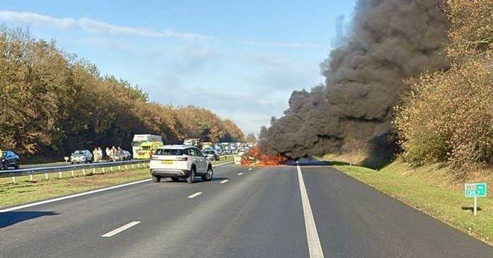 Snelweg dicht en file na ernstig ongeval: auto in brand