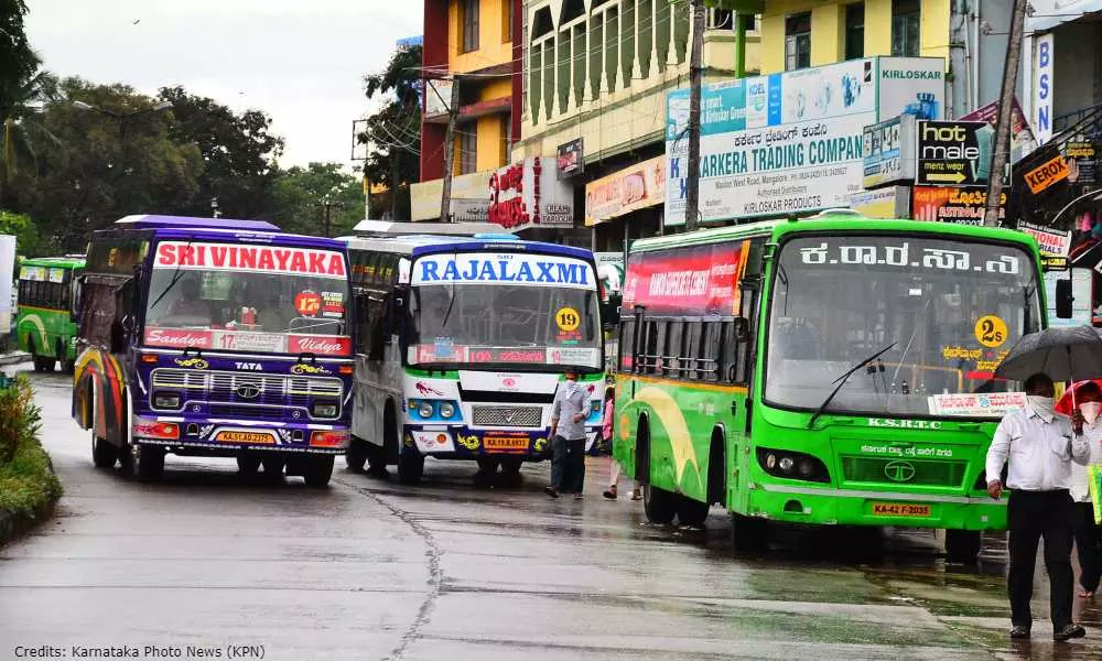 TheFederal_KA's tweet card. ದರ ಏರಿಸದಿದ್ದರೆ ಖಾಸಗಿ ಬಸ್ ಉದ್ಯಮ ಸ್ಥಗಿತಗೊಳ್ಳುತ್ತದೆ. ಪ್ರತಿ ಬಸ್​ ನಿರ್ವಹಣೆಗೆ ಸದ್ಯ 18 ರಿಂದ 20 ಸಾವಿರ ರೂಪಾಯಿ ಹೆಚ್ಚುವರಿ ಖರ್ಚು ಬರುತ್ತಿದೆ. ಹಾಗಾಗಿ ದರ ಏರಿಸುವುದು ಅನಿವಾರ್ಯ ಎಂದು ಬಸ್ ಮಾಲೀಕರ ಸಂಘದ ರಾಜ್ಯ ಪ್ರಮುಖರು...