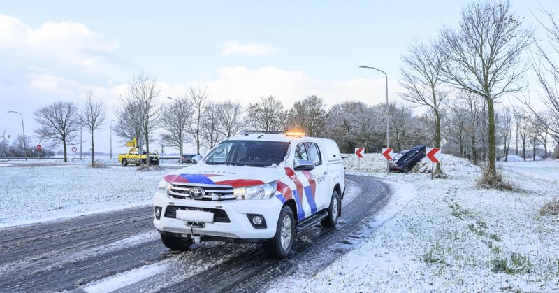 Auto van de weg door sneeuwval in Holwierde