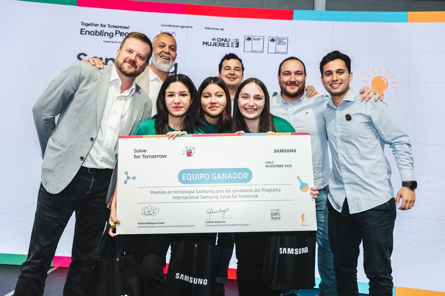 tabulado_net's tweet card. Samsung Solve for Tomorrow 2025 consolidó el liderazgo STEM en Chile, destacando Fixaterra y proyectos regionales con alto valor tecnológico y social.