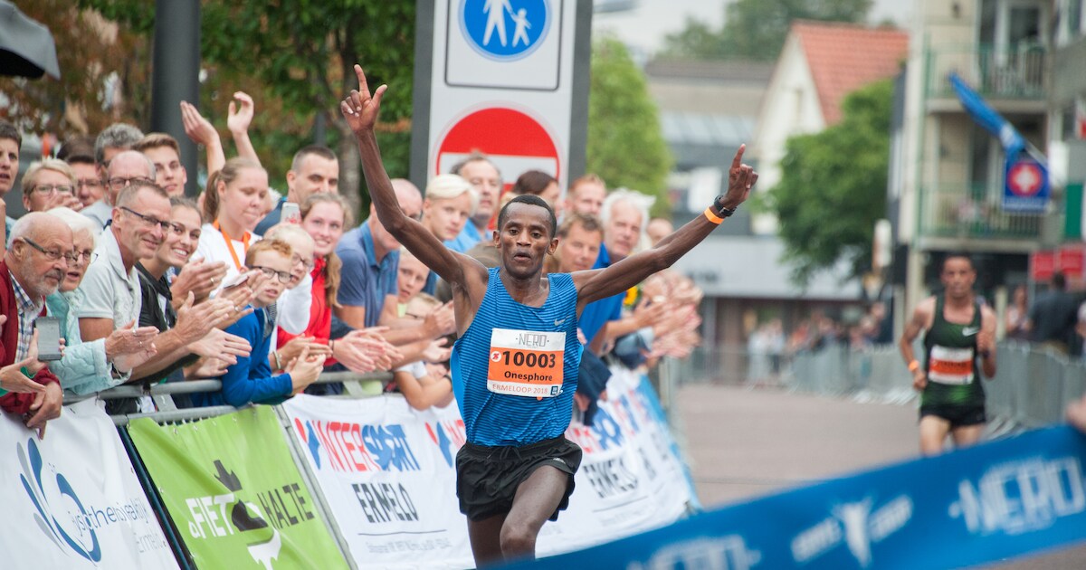 ermeloop's tweet card. Een kleine 900 deelnemers, veel publiek langs de kant, tevreden winkeliers en met toptijden van de winnaars ook nog eens een sportief succes. Organisator Gerard Peek wordt overstelpt met complimenten...