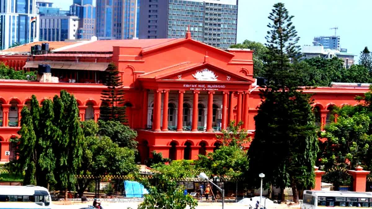 ETVBharatKA's tweet card. ಸಹೋದ್ಯೋಗಿಗೆ ಸಾಯಿಬಾಬಾ ಫೋಟೋ ಮುಂದೆ ತಾಳಿ ಕಟ್ಟಿ, ಲೈಂಗಿಕವಾಗಿ ಬಳಸಿಕೊಂಡ ಬಳಿಕ ಪತ್ನಿಯಾಗಿ ಒಪ್ಪಿಕೊಳ್ಳದ ಆರೋಪ ಸಂಬಂಧ ಕಾನ್ಸ್​ಟೇಬಲ್​ಗೆ ಹೈಕೋರ್ಟ್ ನಿರೀಕ್ಷಣಾ ಜಾಮೀನು ನಿರಾಕರಿಸಿದೆ.