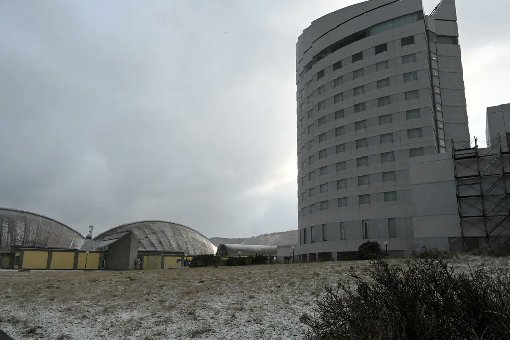 doshinweb's tweet card. 【稚内】JR稚内駅前の大型ホテル「サフィールホテル稚内」（開運1）を運営する稚内観光開発が、ホテル敷地内に40～50室の別館を建設することが21日、分かった。早ければ2028年の開業を目指す。...