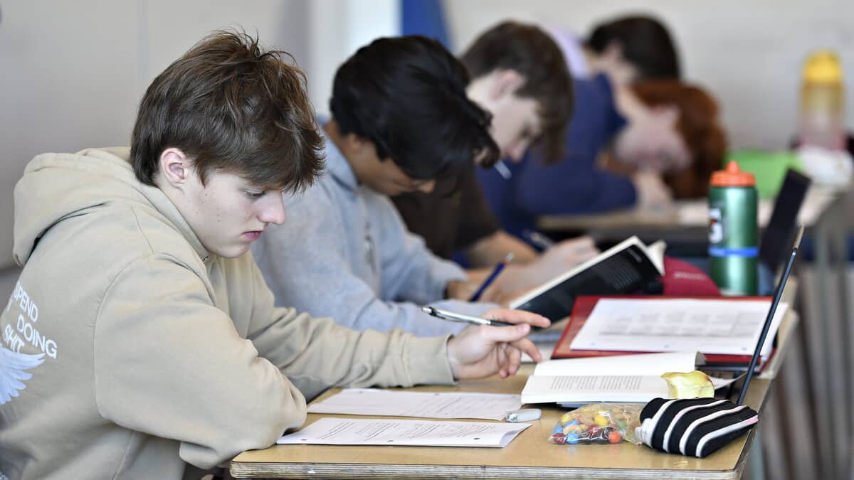 IsabelleDudu's tweet card. Cette décision découle de délais imprévus liés à la finalisation des horaires des élèves et du personnel enseignant.