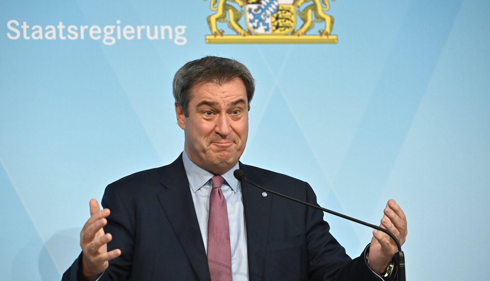 Der_Postillon's tweet card. München (dpo) - Der Flugblatt-Skandal um Hubert Aiwanger hat den Freien Wählern in Bayern offenbar nicht geschadet – in einer neuen Umfrage legt die P