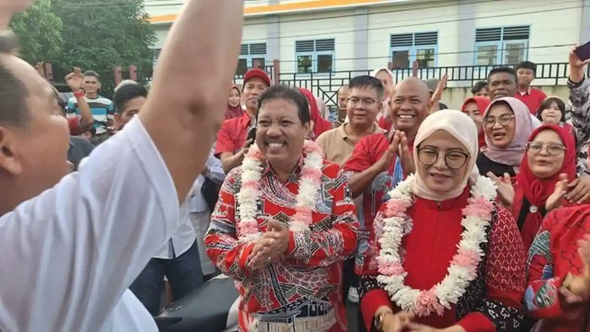 Denasilss's tweet card. Keduanya disambut hangat oleh masyarakat dan kader partai dengan pengalungan bunga serta yel-yel kampanye “Percaya Kite Pacak” yang kembali bergema.