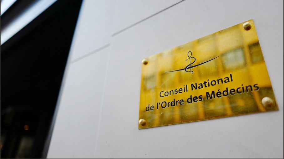 franceinfo's tweet card. "Il s'agit de substances susceptibles d'exposer la population à des risques majeurs", écrit dans un communiqué mercredi le Conseil national de l'Ordre des médecins, évoquant "des alertes qui ne...