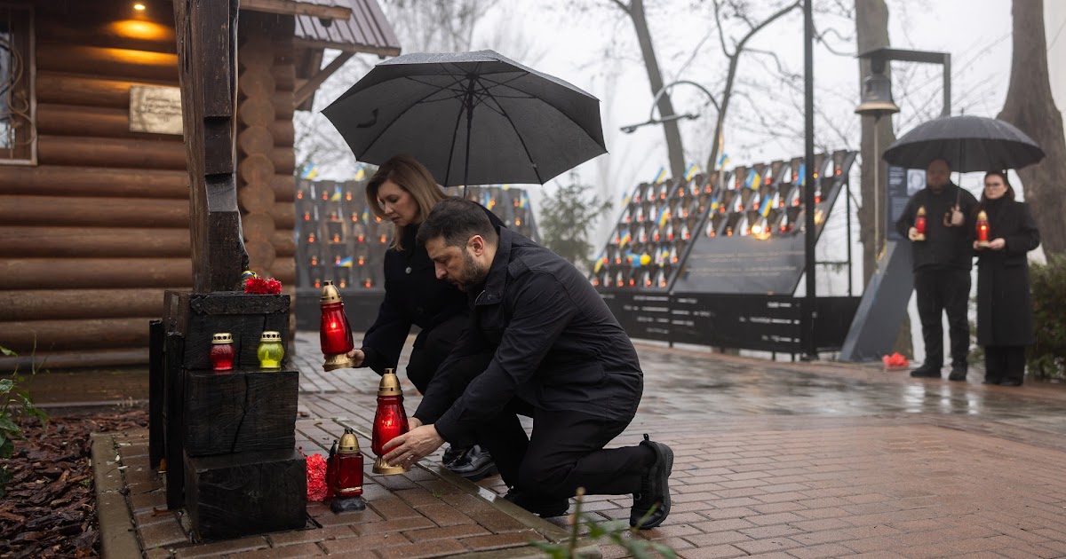 writesaket's tweet card. Zelenskyy reviews US-drafted peace plan amid war pressure; Trump’s 28-point proposal sparks alarm over concessions to Russia.