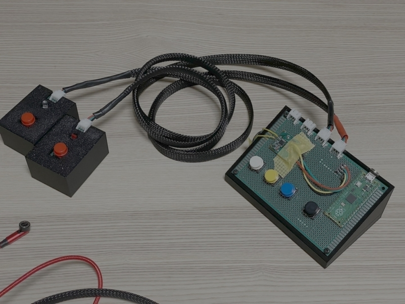 GhostBrain's tweet card. こんにちは、kinoppydです。SmartHRは、Kaigi on Rails 2025のブースで早押しクイズを提供しました。Rails/Ruby/Kaigi on Rails/SmartHRに関するクイズがランダムに出されて、2問正解で優勝、2問間違いで失格という形式での実施でした。2マル2バツと呼ばれるやつですね…