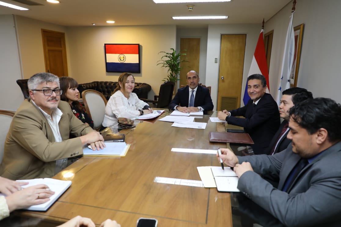 HoldingRcc's tweet card. Las Federaciones de Padres FENAPEP, FRENVIFA y Padres en Acción Paraguay, miembros de la Mesa Técnica de Padres del Ministerio