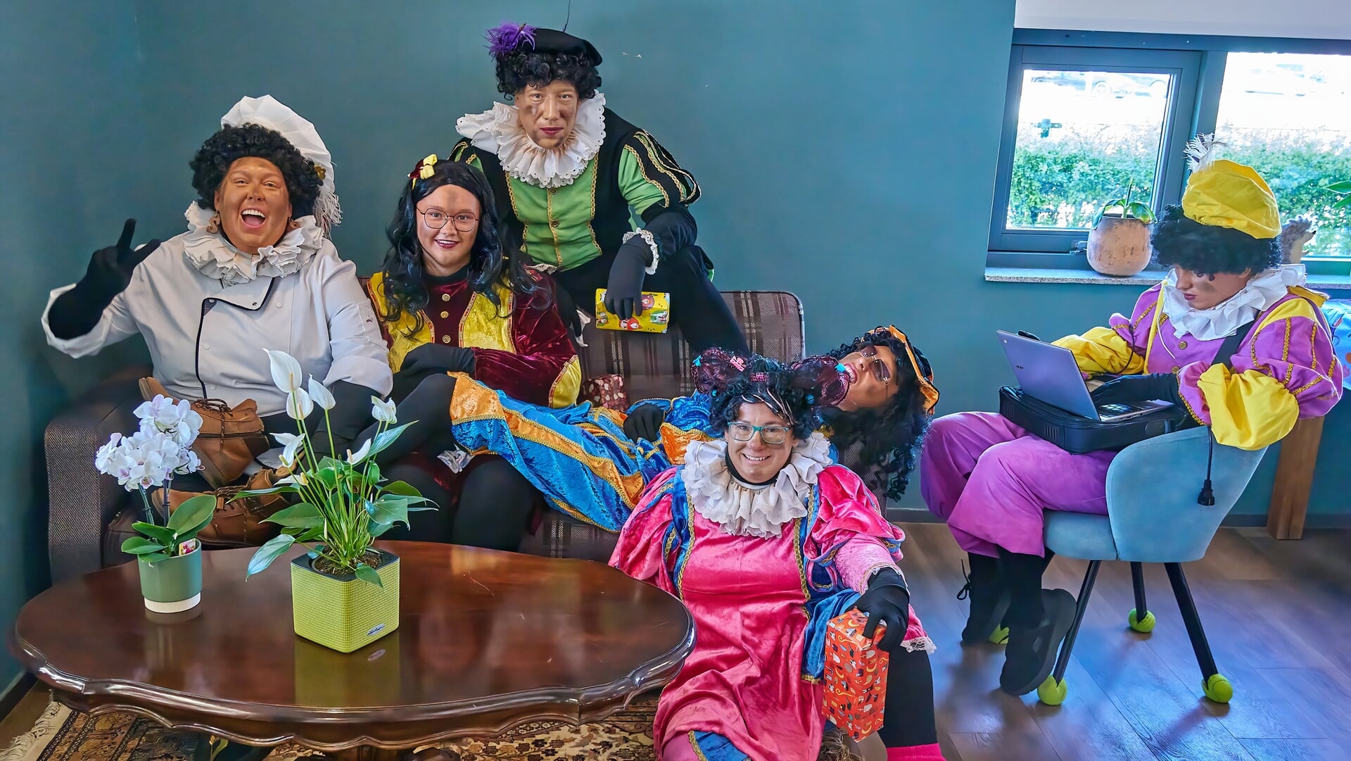 RoosRobbert's tweet card. Zoetermeer - ‘Schoon voor Sint’ is een Zoetermeerse Filmserie van vier afleveringen die door Zoetermeer Actief is gemaakt, met subsidie van de gemeente Zoetermeer. Deze serie is speciaal gemaakt voor...