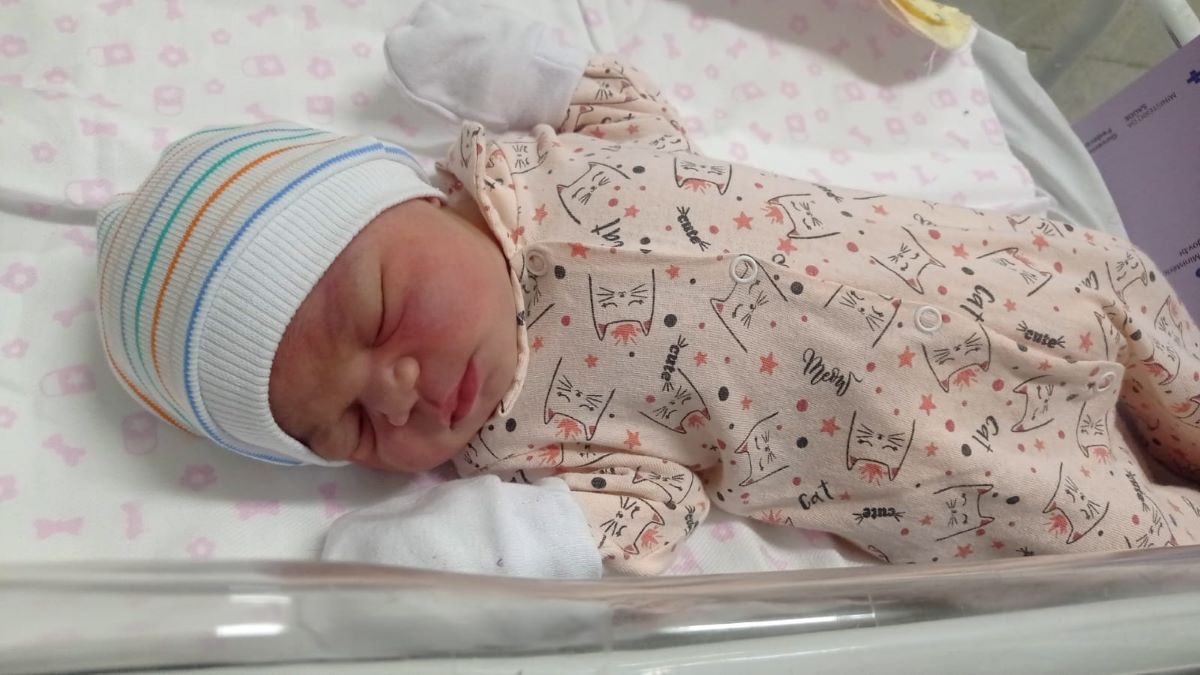 g1's tweet card. Mulheres estão tendo filhos cada vez mais tarde. Em 2023, 39% das mães tinham mais de 30 anos ao dar à luz — em 2003, esse percentual era de 23,9%.