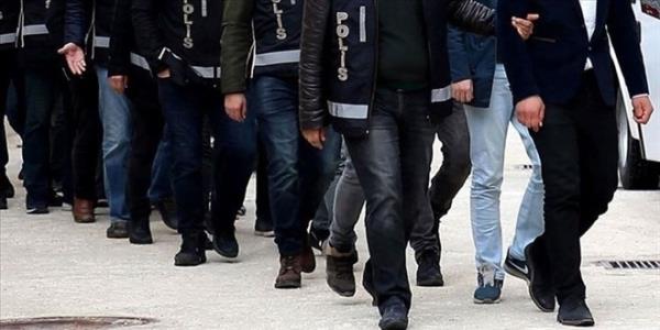 Kamu_Express's tweet card. İstanbul merkezli 27 ilde FETÖ'ye yönelik düzenlenen operasyonlarda gözaltına alınan şüphelilerden 35'i tutuklandı, 26 şüpheli hakkında adli kontrol kararı verildi.