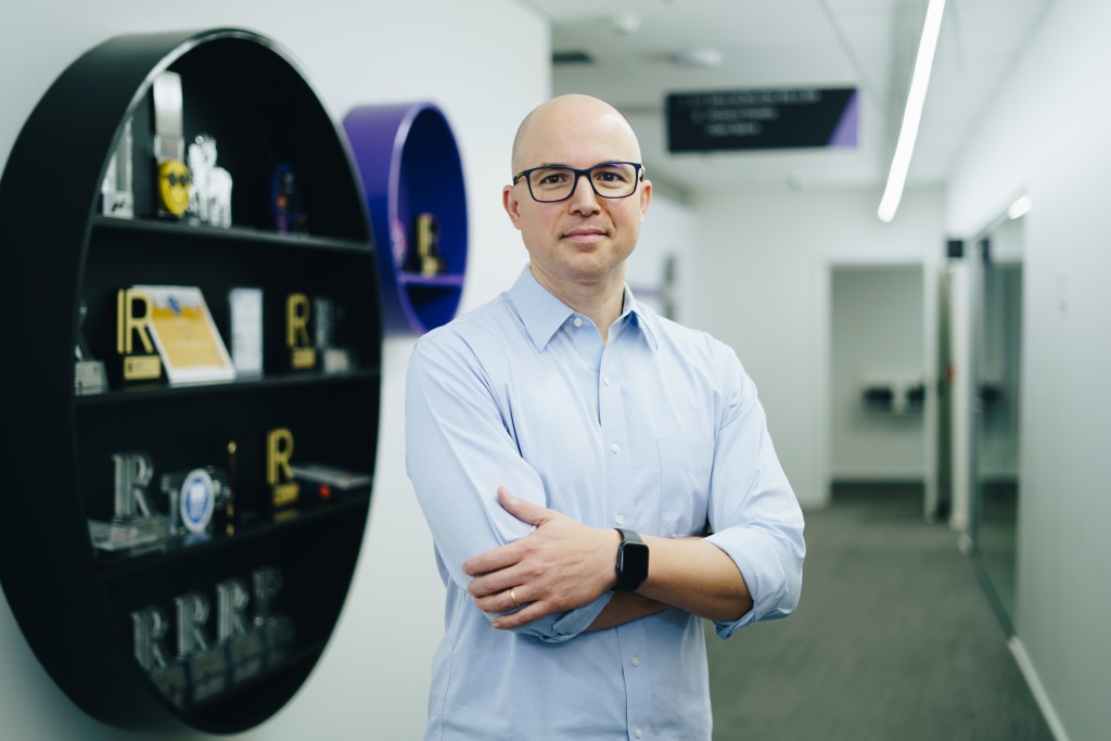 BRstockguide_'s tweet card. Cogna posts R$191.6 million profit in 3Q25, driven by higher education growth and lower leverage. Kroton expands credit model, and Vasta posts another strong ACV cycle.