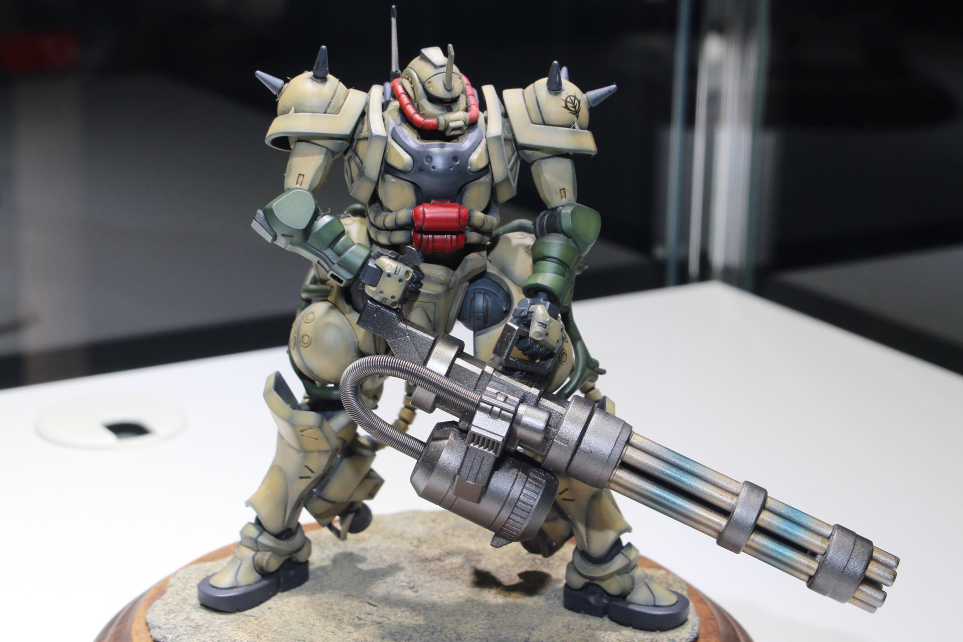 akibablog's tweet card. 　今年もガンプラビルダーが熱く燃える「GUNPLA BUILDERS WORLD CUP」（GBWC）の季節がやってきた。BANDAI SPIRITSの主催による、ガンダムプラモデルの公式世界大会の日本エリアの予選が終了し、12月6日にガンダムベース東京で行われる日本大会決勝戦に出場する30名（3コース各10名）が決定。予選を突破した30作品が、現在ガンダムベース東京に展示中だ。