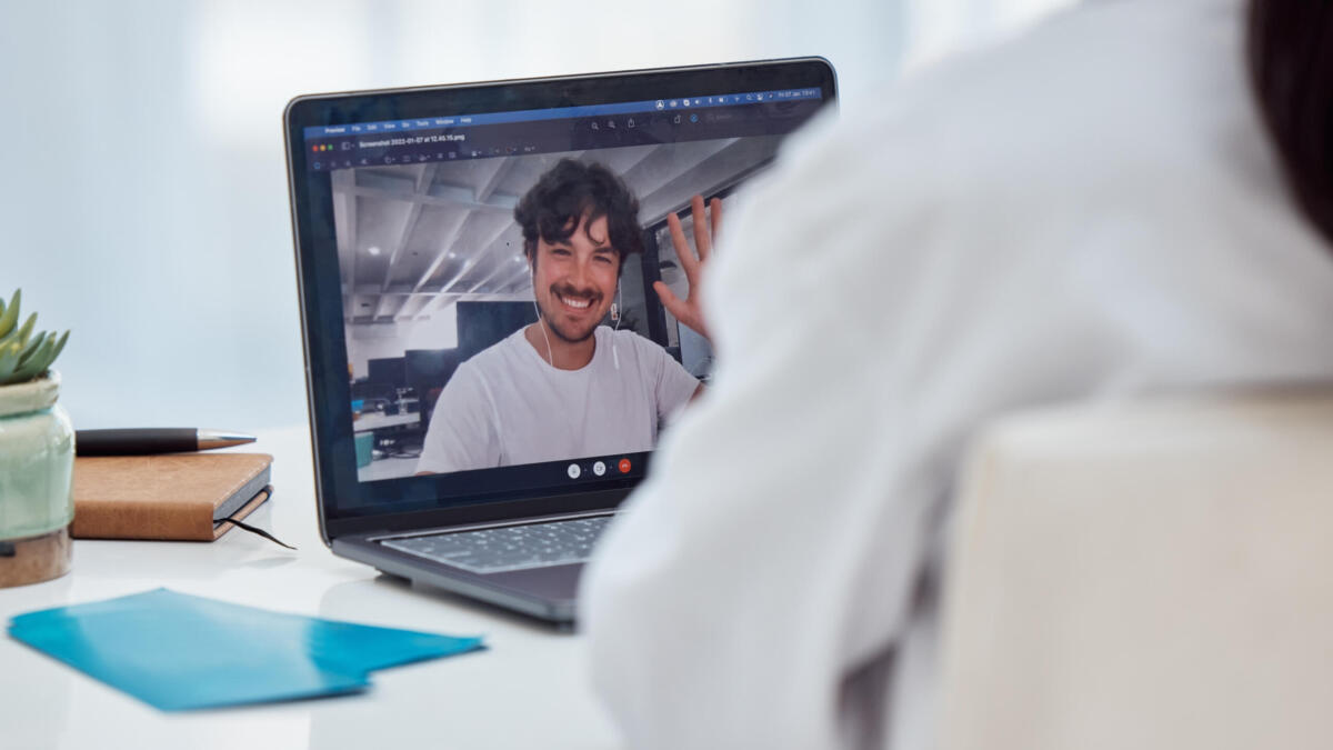 netzpolitik_org's tweet card. In den Untiefen seiner Allgemeinen Geschäftsbedingungen klärt der Videotelefoniedienst Zoom darüber auf, dass er umfangreich Daten seiner Nutzer:innen sammelt. Die Daten sollen als Trainingsmaterial...