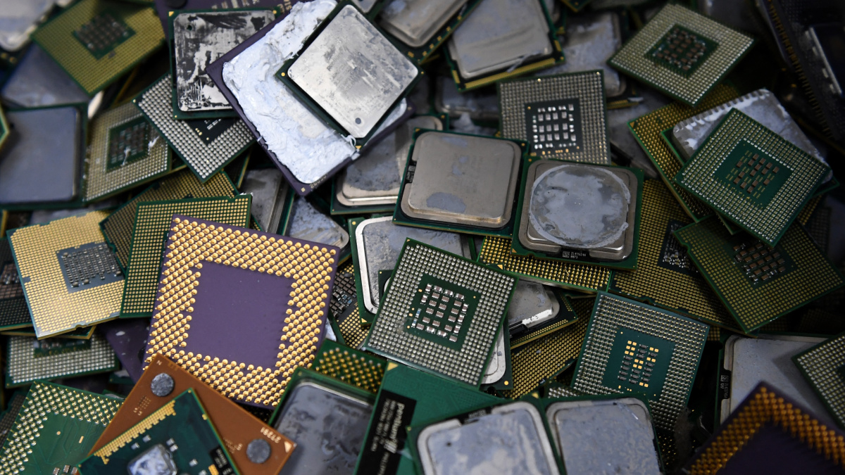 golem's tweet card. Eine Downfall genannte Schwachstelle in Intel-Prozessoren erlaubt es Angreifern, sensible Daten anderer Benutzer eines Systems abzugreifen.