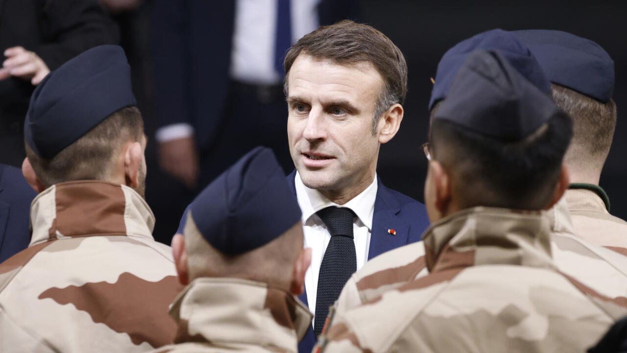 FrenchLatest's tweet card. Le président français présente vendredi ses traditionnels vœux aux armées, à Cherbourg, dans la Manche. Emmanuel Macron doit visiter dans la matinée les Constructions mécaniques de Normandie,...