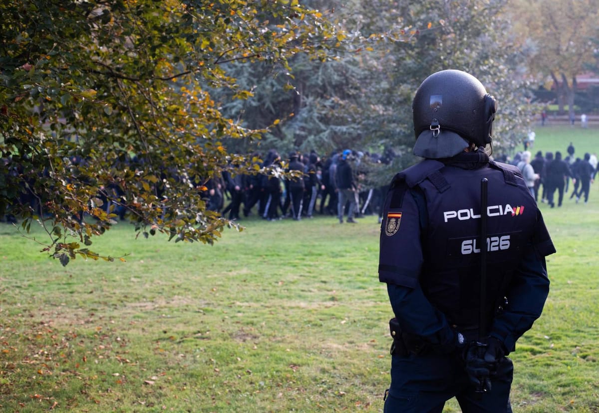 DSocialista_'s tweet card. El agitador fascista intentó hacer un acto el 30 de octubre en Iruñea, pero no se atrevió a acercarse a la Universidad del Opus por la movilización antifascista.