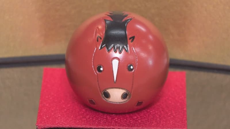 U_tar0u's tweet card. 榛東村の「卯三郎こけし」では、来年の干支「午」のこけし作りが最盛期を迎えています。 季節に合わせた創作こけしから、アニメや映画のキャラクターまで幅広い作品を手がける「卯三郎こけし」。工房では今、正月