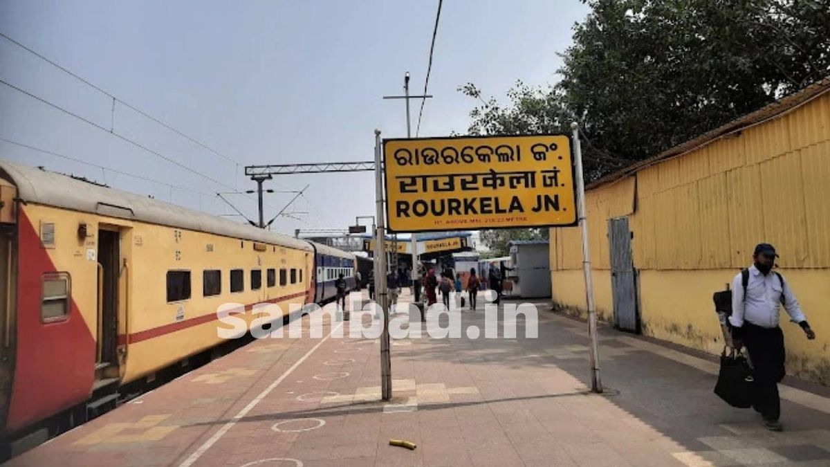 sambad_odisha's tweet card. ଦକ୍ଷିଣ ପୂର୍ବ ରେଳବାଇ ଅନ୍ତର୍ଗତ ଚକ୍ରଧରପୁର ରେଳମଣ୍ଡଳ ପାଇଁ ଏକ ବିପୁଳ ରାଜସ୍ୱ ସୃଷ୍ଟିକାରୀ ଅଞ୍ଚଳ ହେଉଛି ରାଉରକେଲା। ମୋଟ୍‌ ରାଜସ୍ବର ସିଂହଭାଗ କେବଳ ରାଉରକେଲା ତଥା ଆଖପାଖ ଅଞ୍ଚଳରୁ ସୃଷ୍ଟି ହେଉଛି।