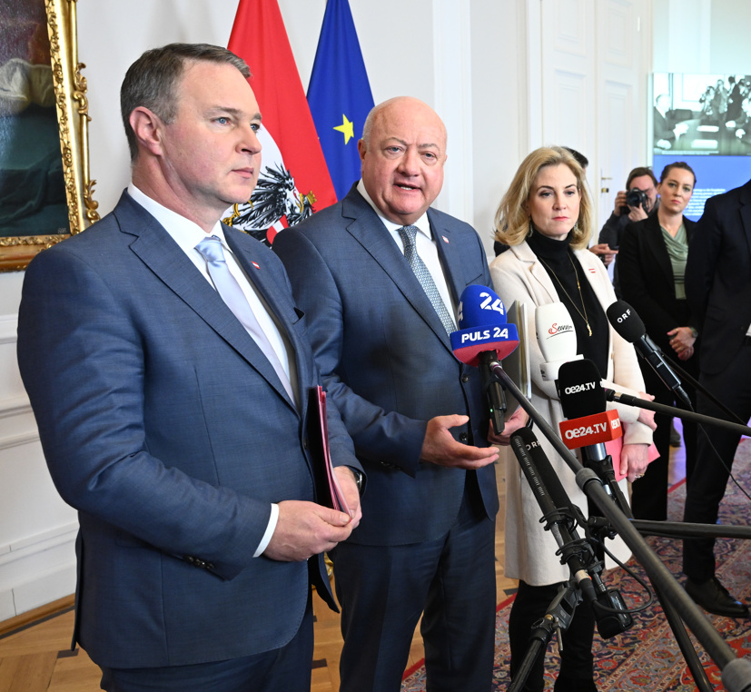 Schmitt_News's tweet card. Alle müssen sparen. Alle? Trotz verheerender Wirtschaftsdaten beschäftigen die Regierungsparteien für ihre Ministerkabinette inzwischen fast 400 Mitarbeiter. Ein Rekord,