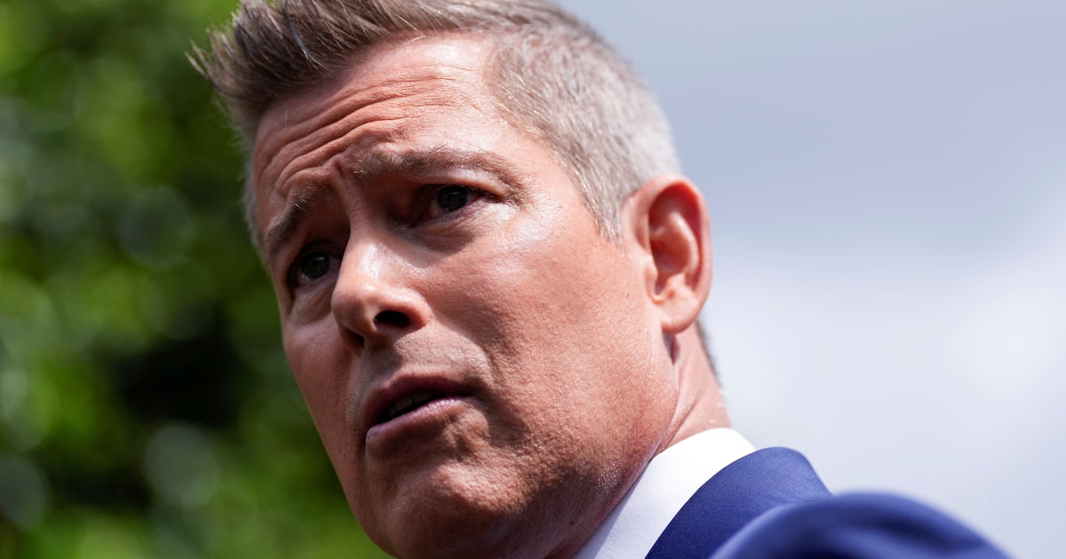 thedailybeast's tweet card. A spokesperson for the cabinet member claimed he “had no input on the timing of the sales.”