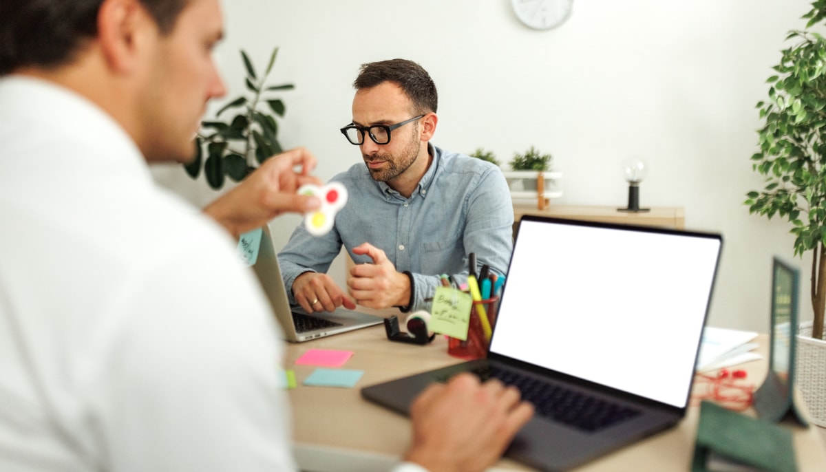 FolieDouceRadio's tweet card. Le professeur Matthias Pepin et la chercheuse Roxane Hoyer expliquent le trouble du déficit de l’attention, sa présence accrue et ses effets dans le milieu entrepreneurial