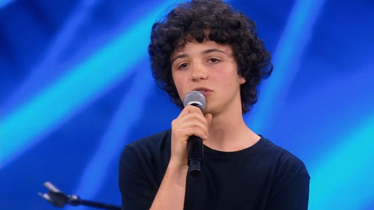 freewriting31's tweet card. Nella registrazione del 20 novembre due cantanti e una ballerina sono entrati nella scuola: uno è Lorenzo, in gara a X Factor un anno fa...