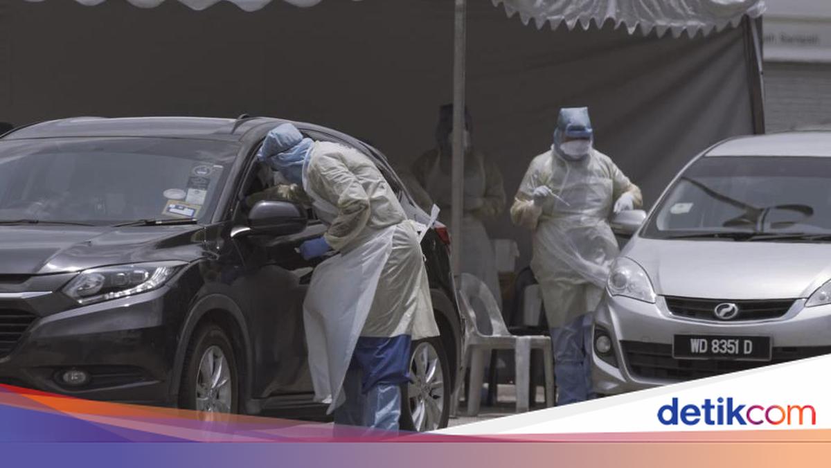 detikcom's tweet card. Perdana Menteri Malaysia beserta seluruh menteri dan wakil menteri akan menyumbangkan dua bulan gaji mereka untuk penanganan virus corona.