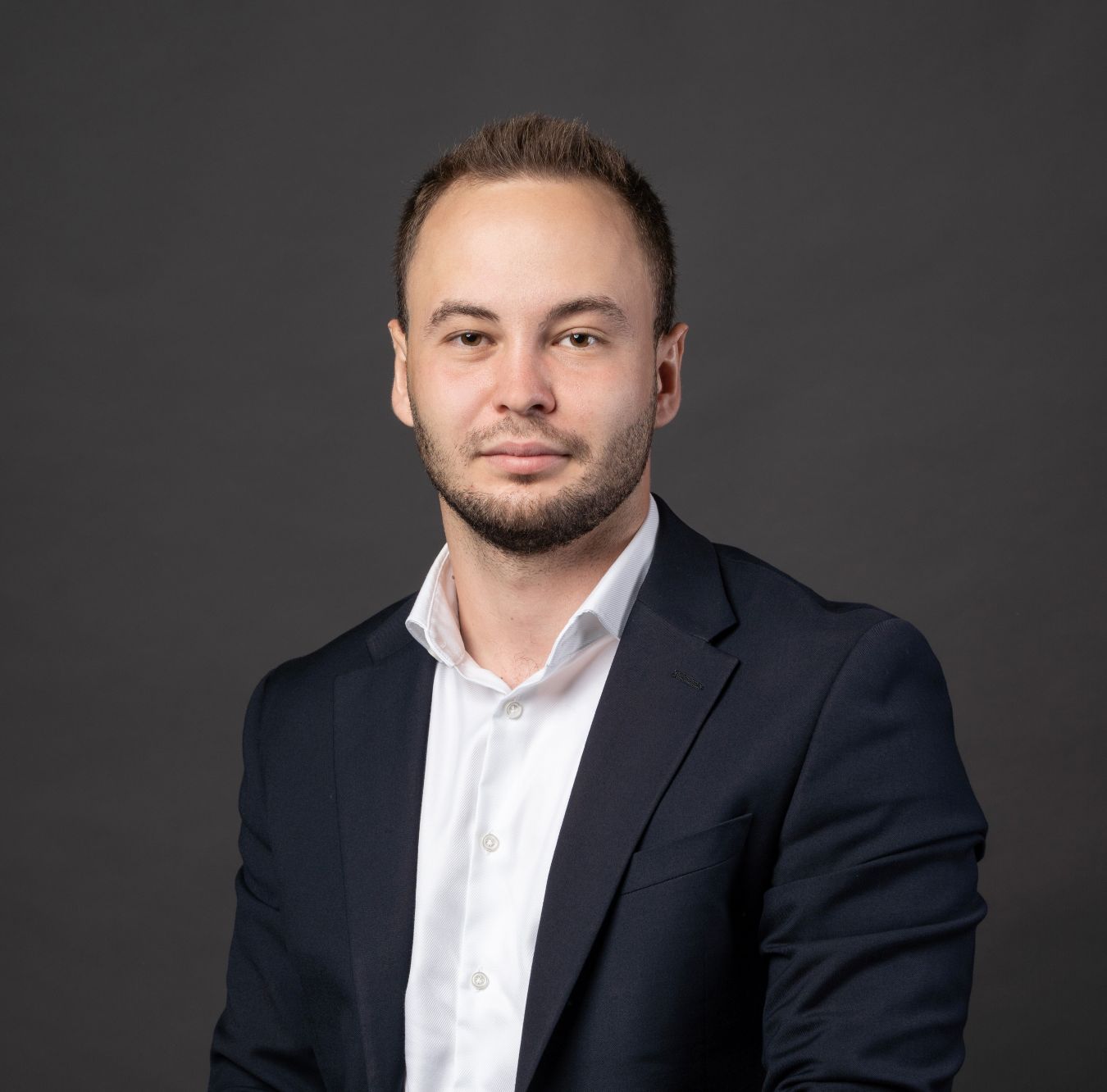 Advertising4URO's tweet card. Stocul spaţiilor industriale și logistice din piața locală se apropie de pragul de 8 milioane de metri pătrați, peste 60% din acestal fiind localizat în proiecte aflate la maxim o oră de condus de...