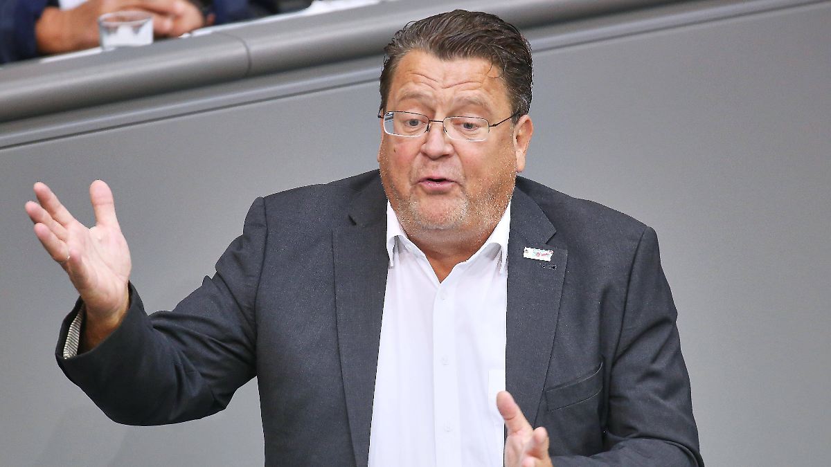 a_watch's tweet card. Der Bundestag hebt die Immunität zweier AfD-Abgeordneter auf. Stephan Brandner wird Beleidigung vorgeworfen, Matthias Moosdorf ein Hitlergruß. Gegen Moosdorf kann nun ermittelt, gegen Brandner eine...