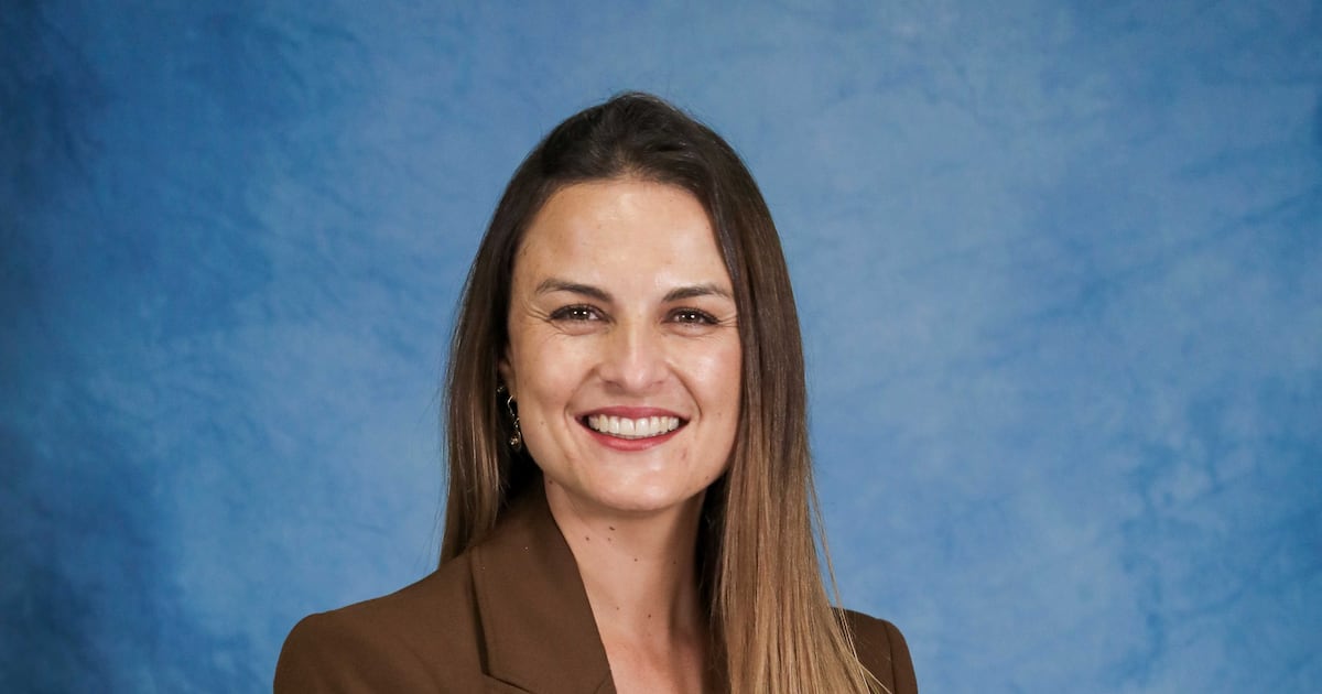 latercera's tweet card. Pastene reemplazó a Luis Eduardo Escobar, quien dejó el cargo para unirse al comando de la campaña presidencial de Jeannette Jara.