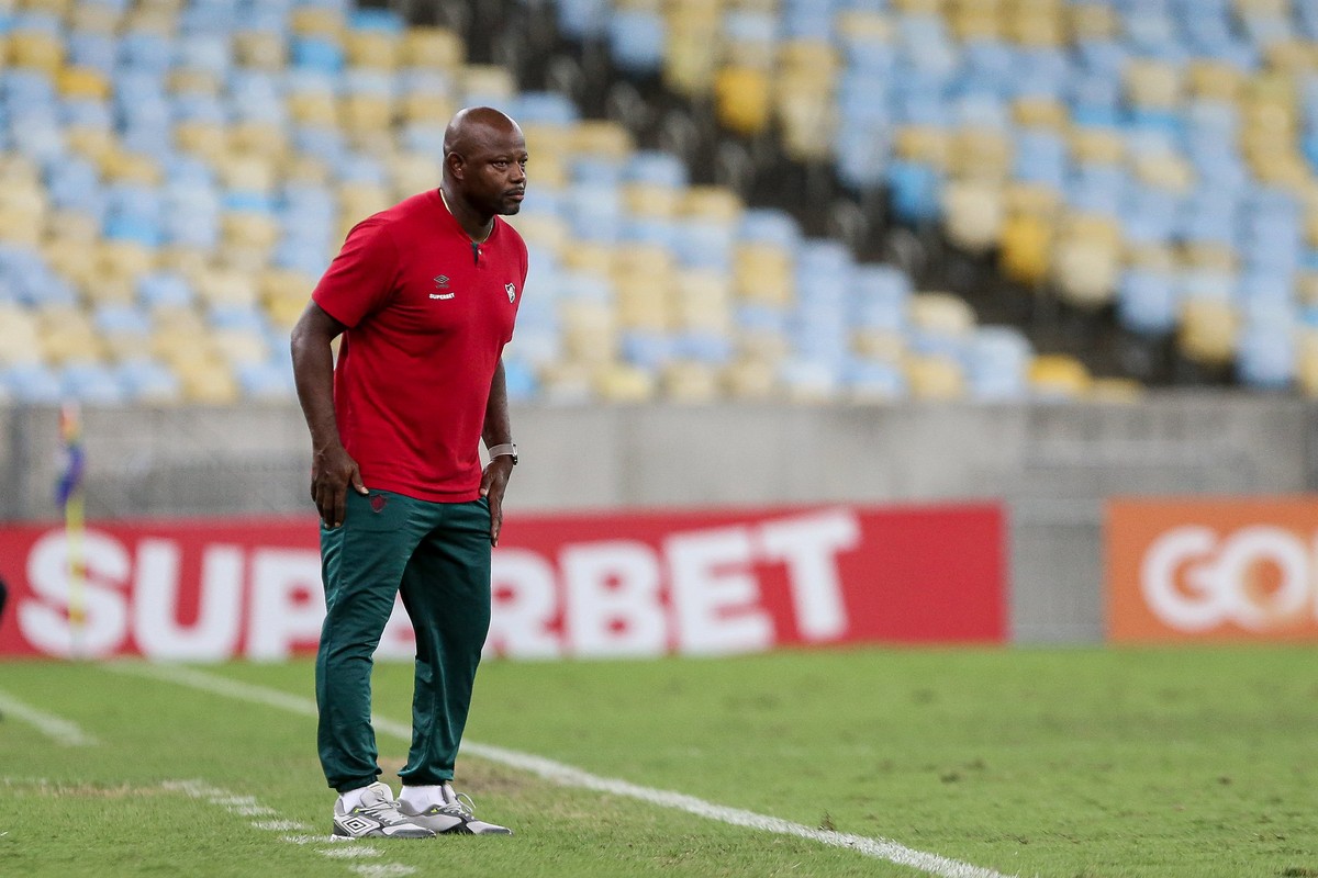 lucasvdsribeiro's tweet card. Sem Renato Gaúcho, auxiliar volta a assumir comando interino e recebe voto de confiança do clube