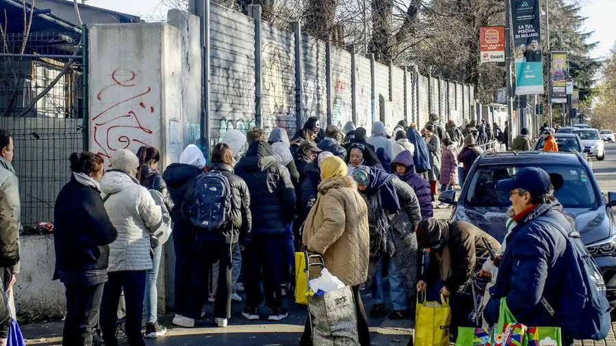 DomaniGiornale's tweet card. Gli ultimi dati Istat evidenziano una crisi persistente che colpisce soprattutto le famiglie numerose, i minori e i residenti nel Mezzogiorno. Quasi un terzo dei nuclei familiari ha dichiarato di...