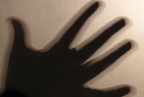 501Awani's tweet card. Gara-gara kerap menyaksikan ibu kandung melakukan hubungan seks bersama teman lelaki, seorang kanak-kanak lingkungan lima tahun tergamak menodai adik kembarnya.