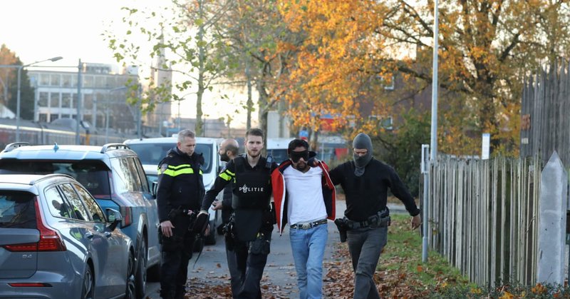 Drie verdachten uit trein in Hilversum gehaald, treinverkeer gestremd