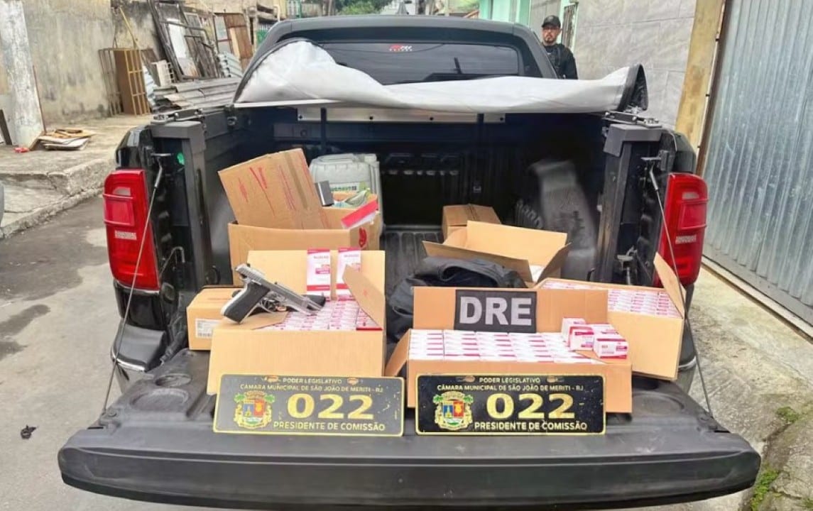 Mixvale's tweet card. Policiais civis e militares deflagraram nesta sexta-feira (14) a Operação Contenção em São João de Meriti, na Baixada Fluminense. A ação visa cumprir 16 mandados de prisão e 33 de busca e apreensão...