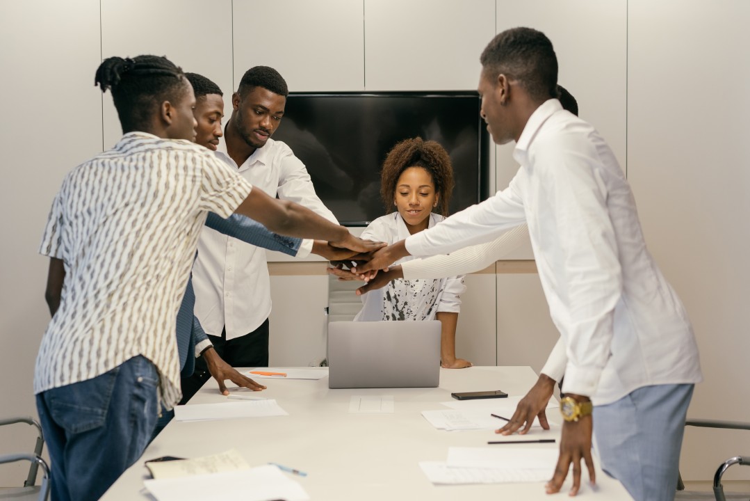 LextechApps's tweet card. The Secret of Small Tables Why all-hands side chatter is really culture-building gold Imagine you’re leading your company’s all-hands meeting. While a few teams join virtually, most people attend in...