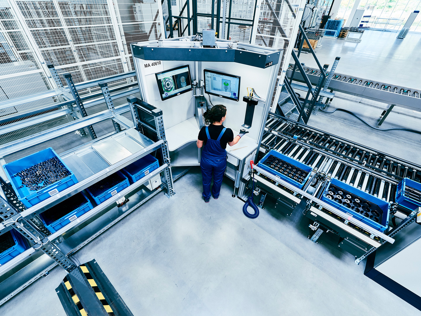 KNAPP_AG_de's tweet card. An automatic shuttle storage system and innovative work stations provide end-to-end quality assurance for drivetrain assembly at Pankl.