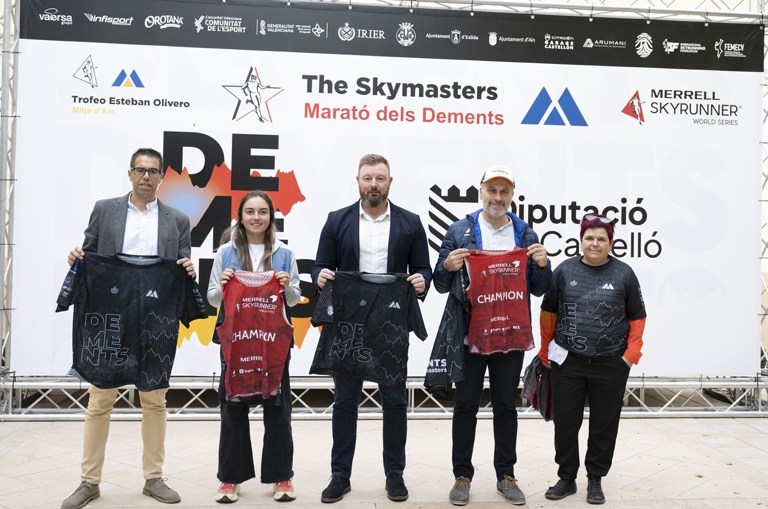 revistapoble's tweet card. El diputat d'Esports, Iván Sánchez, presenta la X edició de la Marató dels Dements Skymasters i assegura que la carrera de 42 quilòmetres i 3.808 metres