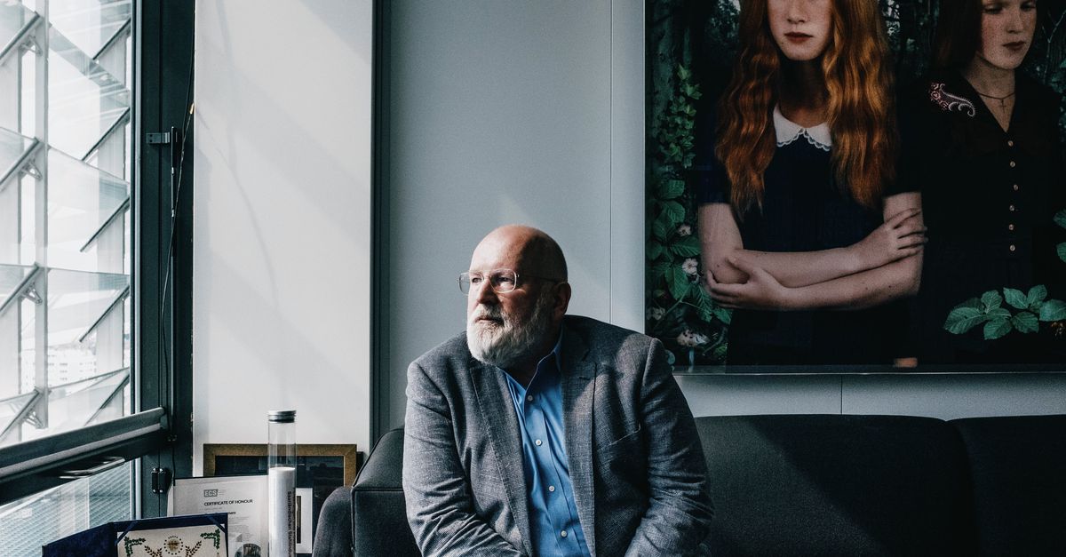 lucasbergkamp's tweet card. Frans Timmermans: In aanloop naar de top in Dubai en de Europese verkiezingen woedt een felle politieke strijd over de Green Deal van Frans Timmermans. „Het is veel, dat begrijp ik. Maar we hebben de...