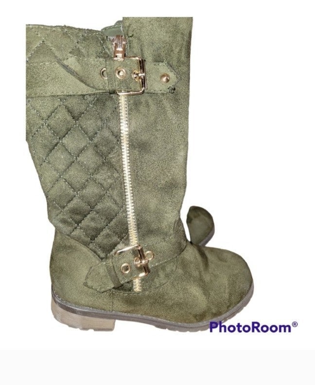 DatPrettyRed's tweet card. Thrift smarter: Girls boots Link girls 2t-5t, 11% off from verified 5-star seller. Good condition. Discover amazing secondhand deals daily.
